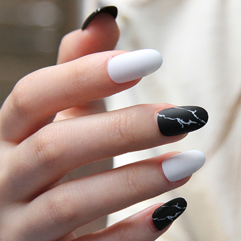 simple-matte-marble-pattern-manicure-black-and-white-color-jumping-solid-color-fake-nails-oval-round-head-wearing-armor